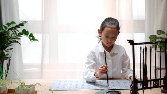 练习毛笔字的亚洲女孩