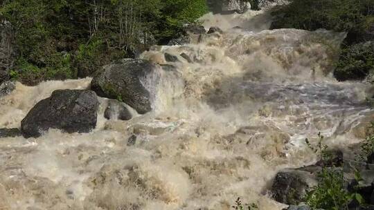 浑浊的河流急流和岩石
