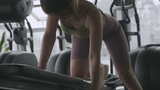 美女健身房锻炼身体撸铁举哑铃高清在线视频素材下载
