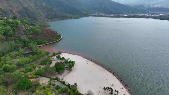 航拍大凉山西昌邛海公园白沙滩景观