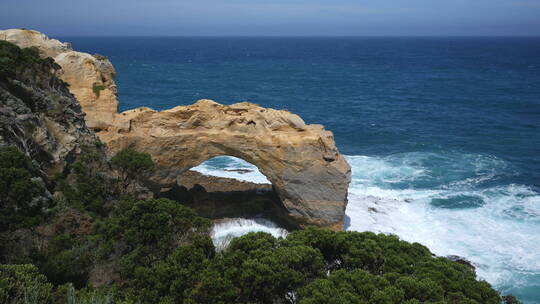 海边岩石拱门的远景