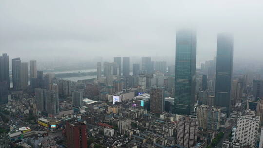 航拍长沙国金中心大楼阴雨天云雾缭绕