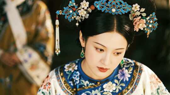 古装女子头戴华丽头饰特写