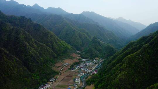 山谷中隐秘的古村