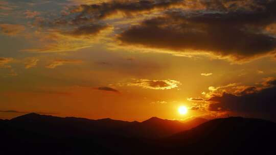 傍晚山峰日落延时唯美夕阳乡村黄昏天空晚霞