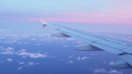 从飞机窗户看粉红色的日落