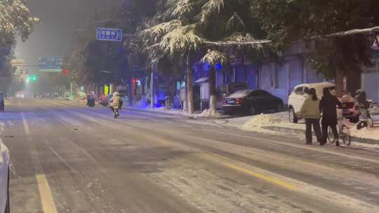 夜晚下雪的城市街道人流3视频素材模板下载