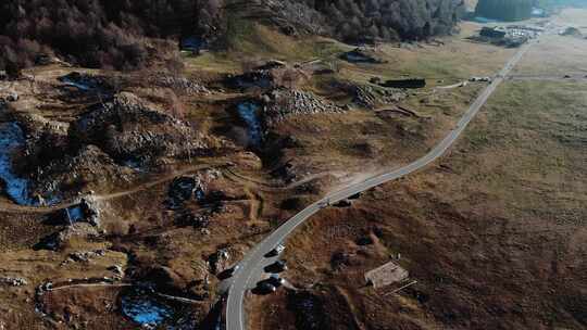 山丘和道路的鸟瞰图