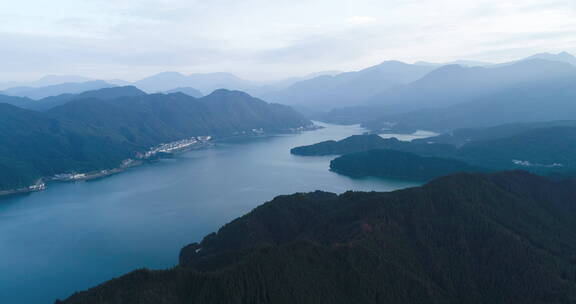 航拍四川瓦屋山景区雅女湖美丽风景