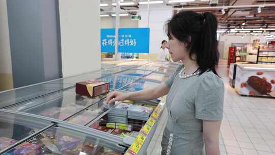 亚洲年轻女子超市购物选购冰淇淋冰棒雪糕视频素材模板下载