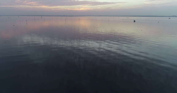 苏州阳澄湖航拍清晨水面渔船泛舟大远景