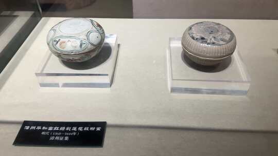 博物馆里展示的陶瓷青釉瓷器青花瓷