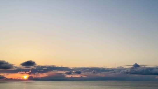 海上日出太阳从海平面缓缓升起的景象