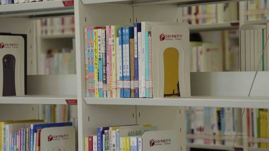 图书馆书架上的书籍特写书本视频素材模板下载