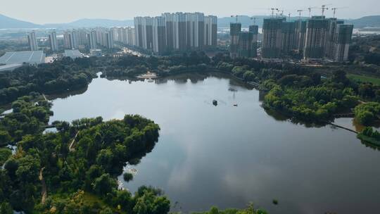 昆明发展视频昆明高新区湖泊公园湖畔高楼