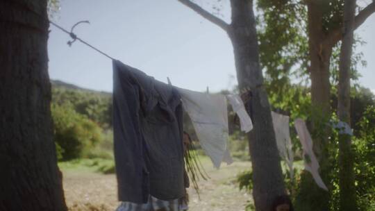 在晾衣服的女人视频素材模板下载