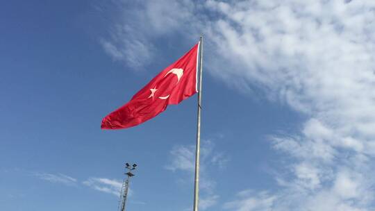 升起的土耳其国旗