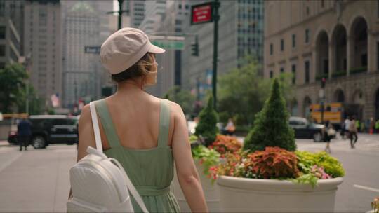 城市里行走的女人视频素材模板下载