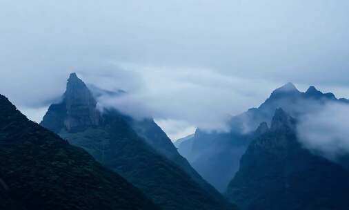 云雾缭绕的壮丽山脉景色