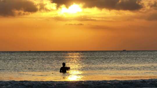 大海夕阳日落捕鱼海浪海岛浪漫东南亚巴厘岛
