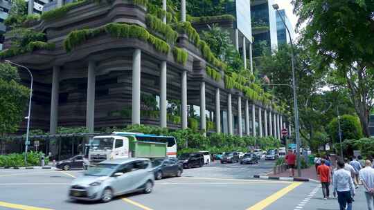 新加坡街头绿植建筑与车辆行人景象