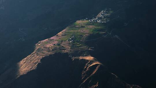 大山视频中国西南建盖在大山里的村庄民居