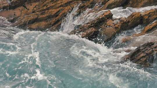 海边岩石海浪