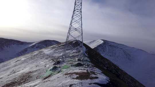 4K西藏5200雪山顶特高压立塔建设18视频素材模板下载