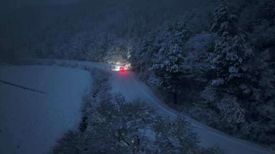 汽车行驶在冬天的林海雪原