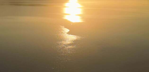 太阳反射在海面上