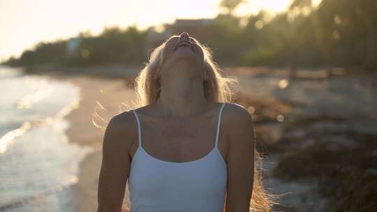 女人在摆动她的头发