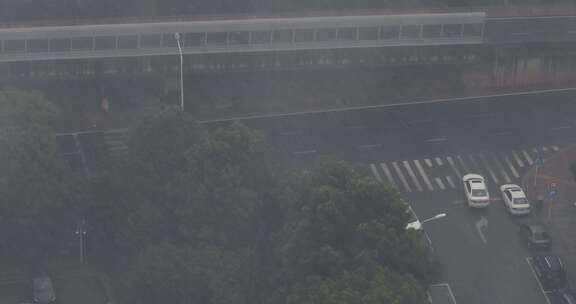 俯瞰城市暴风雨街道车辆空中雨滴雨雾雨景