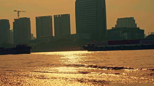 夕阳上海黄浦江金黄色江面湖面河面波光粼粼