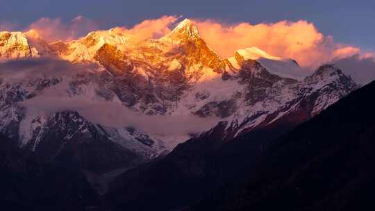 4K航拍西藏南迦巴瓦日照金山视频素材模板下载