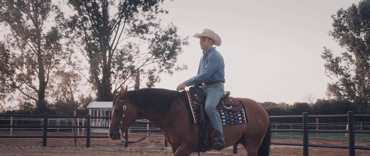 牛仔男人悠闲地骑着马