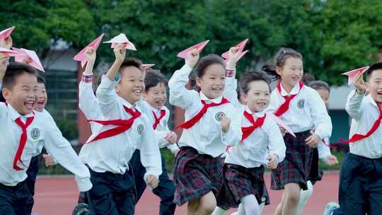 小学生快乐奔跑小学生