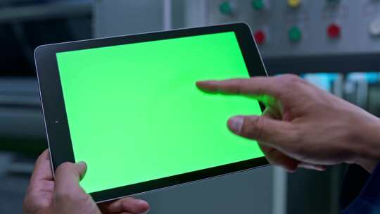 绿幕绿屏-工厂技术人员操作特写抠像视频素材模板下载