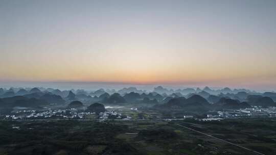 从高处拍摄的山脉日出壮丽景观