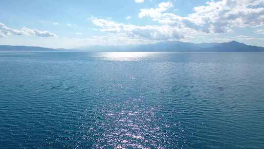 唯美水面波光粼粼水面航拍大海阳光海面湖泊视频素材模板下载