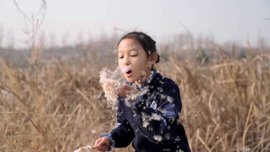 冬季在公园湖边游玩的中国女孩