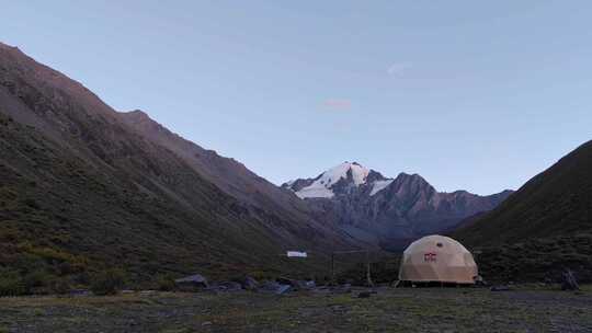 川西横断山脉乌库楚雪山大本营日照金山延时