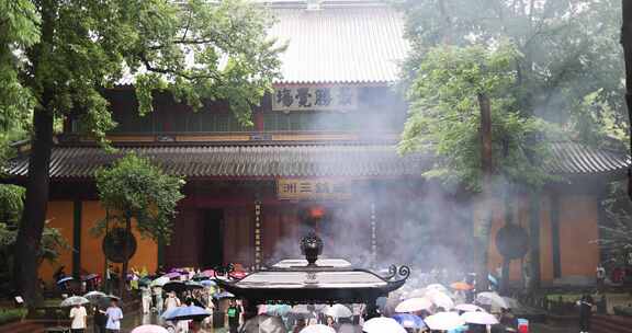 （慢镜）中国杭州灵隐寺下雨天