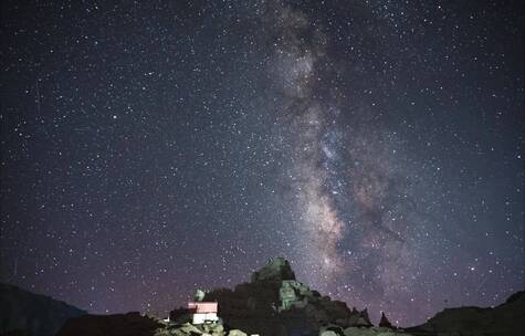 在西藏札达县拍摄的古格王朝星空银河延时