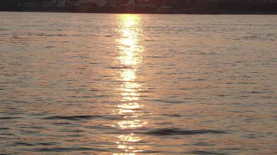 金色湖面湖面夕阳倒影