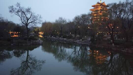 济南大明湖景区夜景，超然楼亮起灯光