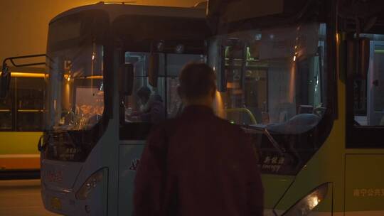 公交车 司机 发车视频素材模板下载