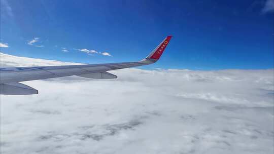 成都航空飞机窗外的云景风光