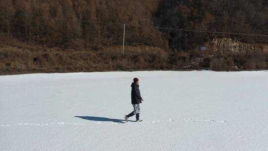 航拍东北冬天冰雪中行走