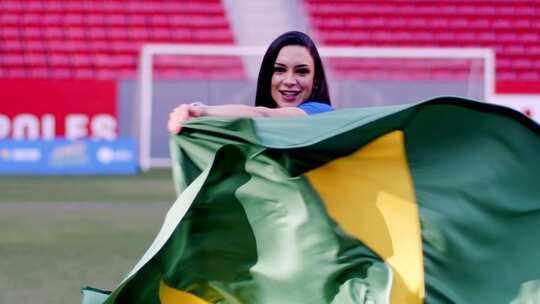 巴西女足球迷在体育场挥舞旗帜
