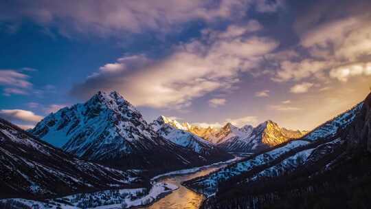 雪山壮美景色，河流蜿蜒其间 延时